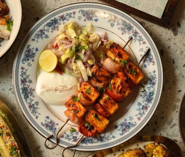 Grilled skewers with salad and a creamy dip
